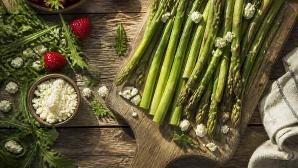 Spargel-Salat mit Erdbeeren: Rezept für den Sommer