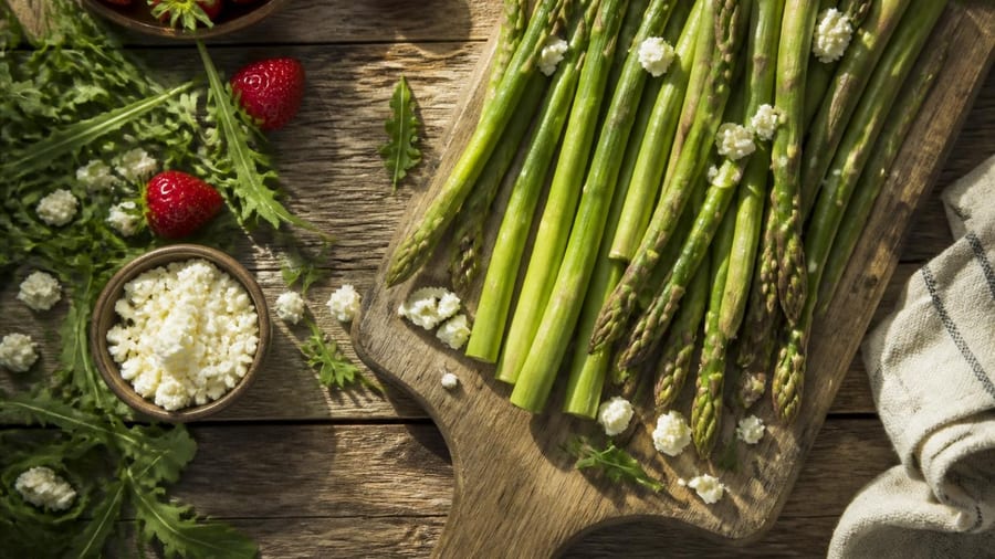 Spargel-Salat mit Erdbeeren: Rezept für den Sommer
